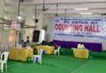 పోస్టల్ బ్యాలెట్ ఓట్లను లెక్కిస్తున్న సిబ్బంది..