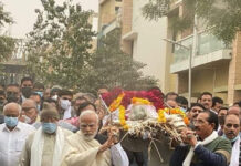 తల్లి పాడె మోసిన మోదీ..