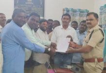 డీఎస్పీ వినతిపత్రం అందజేసిన విలేఖరులు