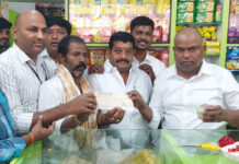 బీమా చెక్కు అందచేత..