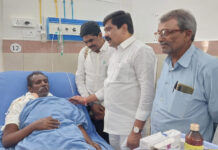 సీపీఐ ప్రజాపంథా సురేష్ ను పరామర్శించిన: మంత్రి వేముల ప్రశాంత్ రెడ్డి