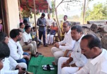 మృతుల కుటుంబ సభ్యులను పరామర్శించిన మంత్రి