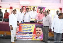 విద్యార్థులకు అల్పాహారం అందజేత