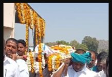 ఆప్త మిత్రుడు అంతిమయాత్రలో పాల్గొన్న ఎమ్మెల్యే