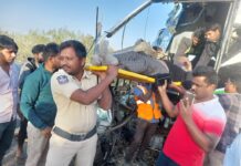 ఆగివున్న లారీని ఢీకొన్న ప్రైవేట్ బస్సు..