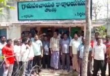 పంచాయతీ పాలకవర్గాన్ని నిర్బందించిన గ్రామస్తులు..