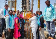 దేశ స్వాతంత్ర్యం కోసం పోరాటం చేసిన మహనీయులకు ఘన నివాళి