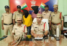 వైన్స్ లో దొంగతనానికి పాల్పడిన ఇద్దరి అరెస్టు