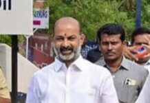 ప్రతి నిరుద్యోగికి లక్ష రూపాయలు నష్టపరిహారం ఇవ్వాలి: బండి