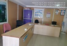 అధికారులను వెక్కిరిస్తున్న ఖాళీ కుర్చీలు