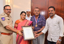 ఛాయాచిత్ర ప్రతిభకు ప్రశంసా పత్రాన్ని అందించిన. జిల్లా కలెక్టర్..