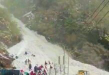 మంచు వర్షంలో.. చిక్కుకుపోయిన యాత్రికులు