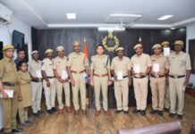 హోంగార్డ్స్ కు హెల్త్ కార్డ్స్ అందజేసిన జిల్లా ఎస్పీ మహాజన్..