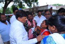 వాగులో కొట్టుకుపోయి వ్యక్తి మృతి చెందిన ఘటన కలిచివేసింది.