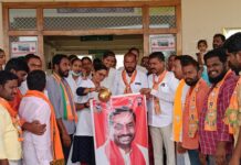 ఎమ్మెల్యే చిత్రపటానికి పాలభిషేకం..!