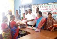 బతుకమ్మ చీరల పంపిణీ