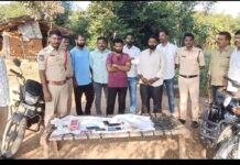 పేకాట స్థావరంపై పోలీసుల దాడి