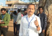 దుద్దెడ మోడల్ పోలింగ్ స్టేషన్ లో ఓటు హక్కును వినియోగించుకున్న జిల్లా: కలెక్టర్