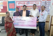 బాధితుని కుటుంబానికి 2 లక్షల చెక్కు పంపిణీ