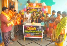 పారిశుధ్య కార్మికుల సమక్షంలో కుమార్తె పుట్టినరోజు వేడుకలు