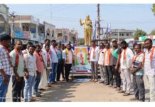 కేంద్ర మంత్రి బండి చిత్రపటానికి పాలాభిషేకం