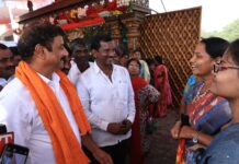 భక్తులతో మమేకమైన ఎమ్మెల్యే